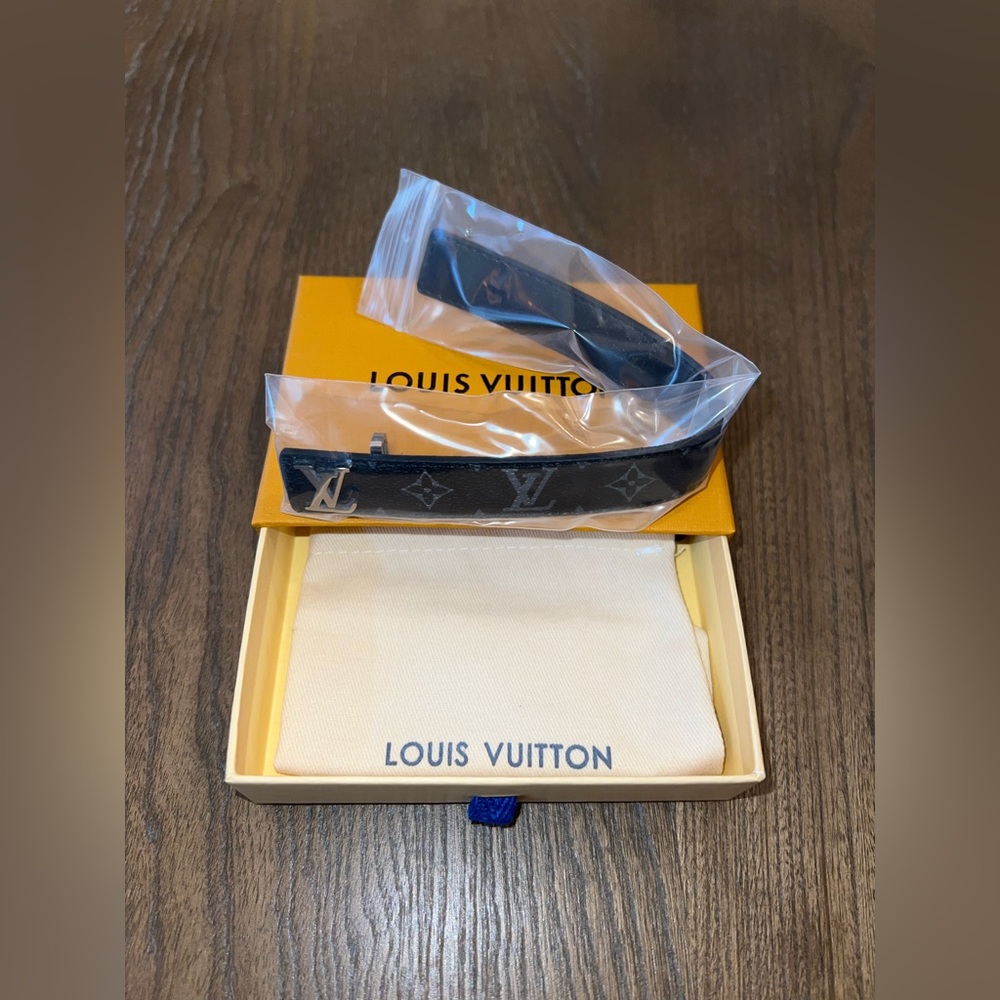 Louis Vuitton - Picture 2 of 12